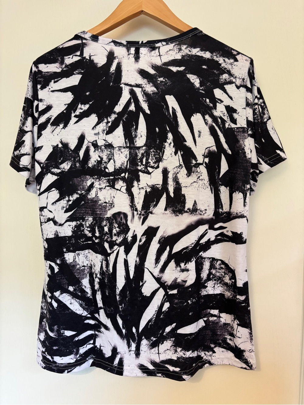 Graphic Tee Red Sequin Lips Size Large Black White Red Edgy Glam Artsy Going Out - Picture 2 of 7